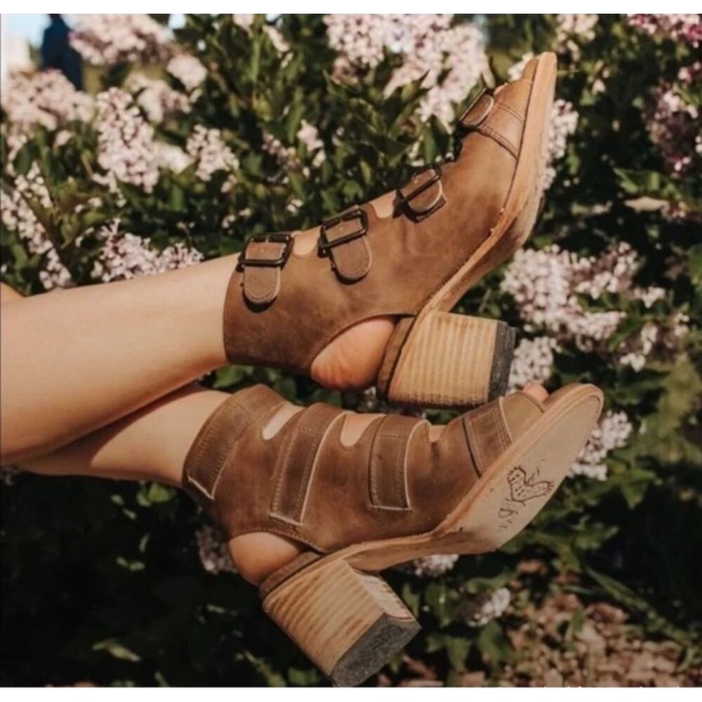 FREEBIRD BY STEVEN Quail Sandals in Brown 9